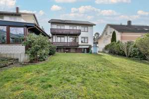 Zwei-/Dreifamilienwohnhaus mit großem Grundstück!
