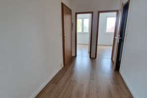 Großer Balkon - Wohnzimmer mit offener Küche - moderne Wohnung sucht Mieter – Bernhard-Kellermann-Str. 27, 39120 Leipziger Straße, Magdeburg – Vorschaubild 2