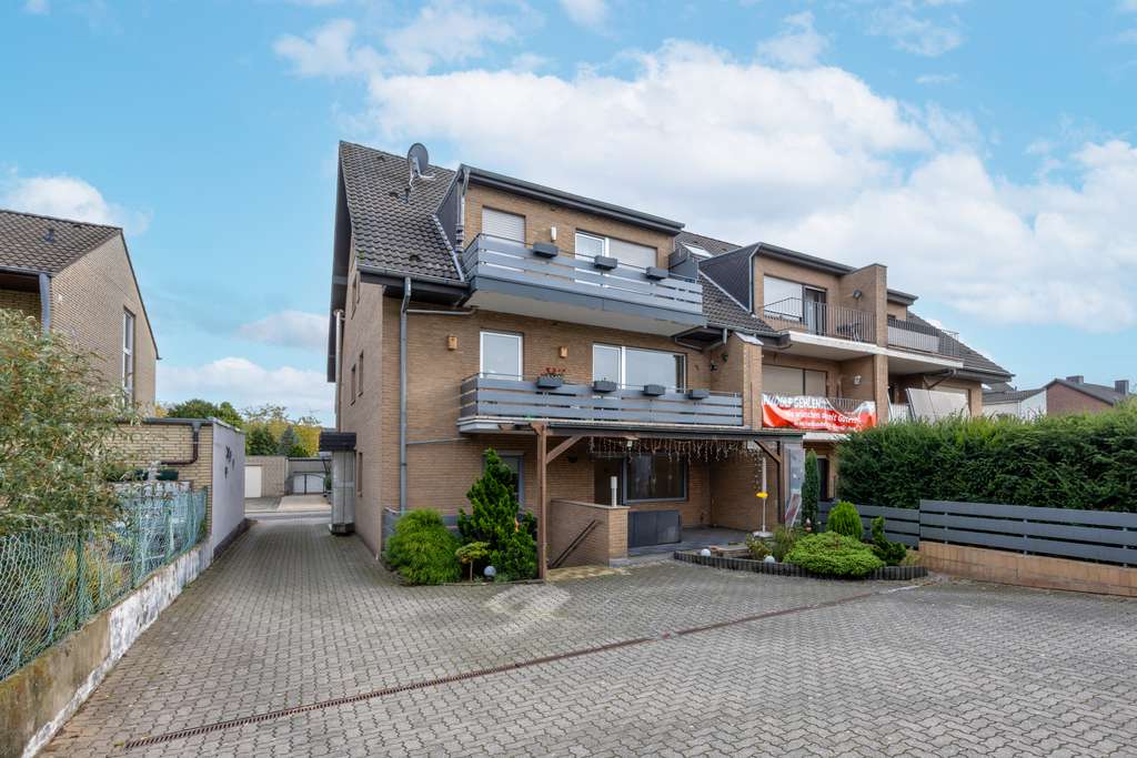 Mehrfamilienhaus aufgeteilt in 3 Eigentumswohnungen mit 3 Garagen, Innenhof & Garten