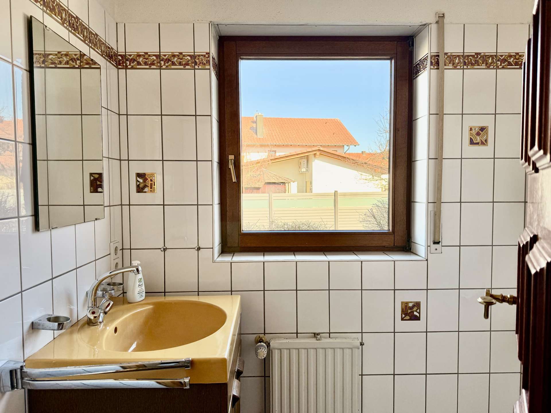 Immobilie in Sasbach am Kaiserstuhl - Charmantes Einfamilienhaus mit 5,5 Zimmern und großzügigem Grundstück - Bild 3