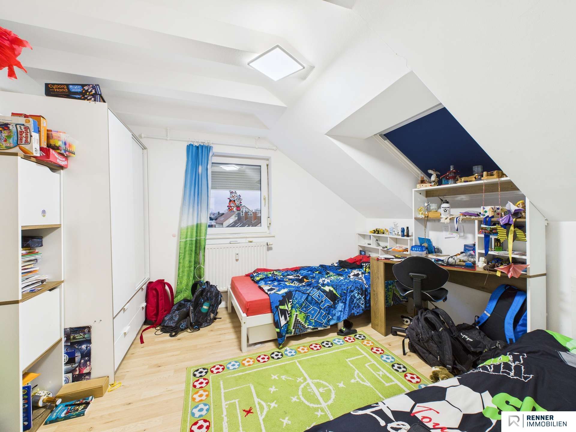 Immobilie in Herzogenaurach - Große 4 Zimmer Dachgeschosswohnung in wirtschaftlich starkem Umfeld! 5% Mietrendite! - Bild 2