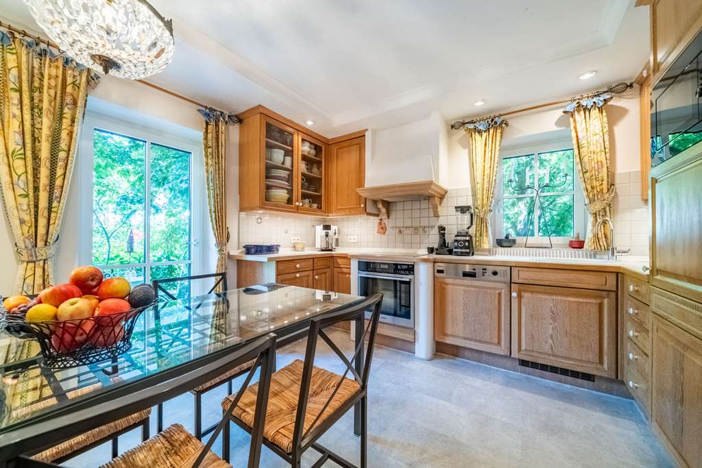 Immobilie in Neubeuern - Alpenblick und Schlosskulisse:
Großzügiges Wohnen mit Einliegerwohnung und Gartenoase - Bild 4