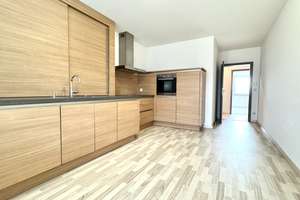 Helle 3-Zi.-Dachgeschosswohnung mit 2 Bädern, EBK und Terrasse mit Weitblick