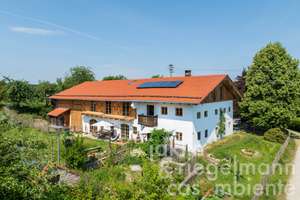 Ökologisch saniertes Bauernhaus mit 360 m² Wohnfläche, Ausbaureserve und eigenem Wald im Chiemgau