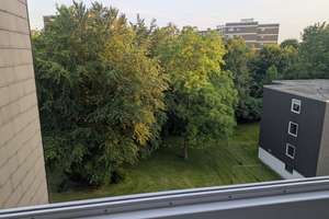 Provisionsfreie, helle 3-Zimmer-Dachgeschosswohnung mit verglaster Loggia, Blick ins Grüne & Aufzug
