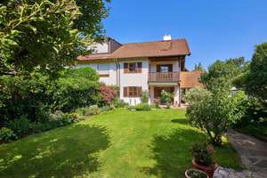 Isartaler Holzhaus mit idyllischem Garten und ca. 60 m² Ausbaupotenzial im Dachgeschoss