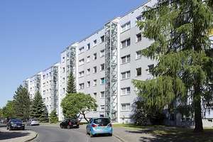 Nette Nachbarn für 3-Zimmerwohnung mit Balkon und Aufzug gesucht! – Spremberger Str. 4, 1239 Prohlis-Süd, Dresden – Vorschaubild 1