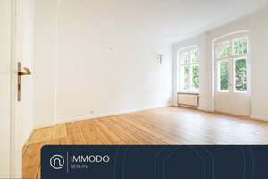 🍀 Helle Altbau-Perle nahe Rehberge: 2-Zi mit Balkon, Aufzug, EBK, Dielen & charmantem Erkerzimmer