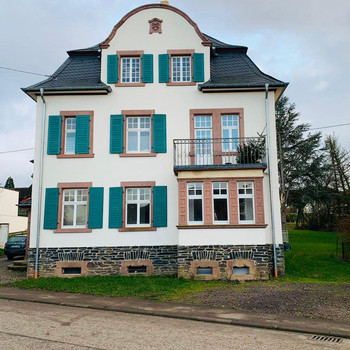 Hochwertige Maisonette-Wohnung mit Altbaucharme, natürlichen Materialien & großem Garten in Bekond