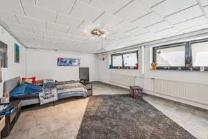 Charmantes Einfamilienhaus mit tollem Grundstück verspricht viel Sonne – Die vollständige Adresse der Immobilie erhältst du vom Anbieter., 41516 Grevenbroich – Vorschaubild 8
