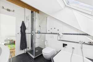 Lichtdurchflutete Dachgeschosswohnung mit Süd-Loggia in München-Untermenzing – München – Vorschaubild 16