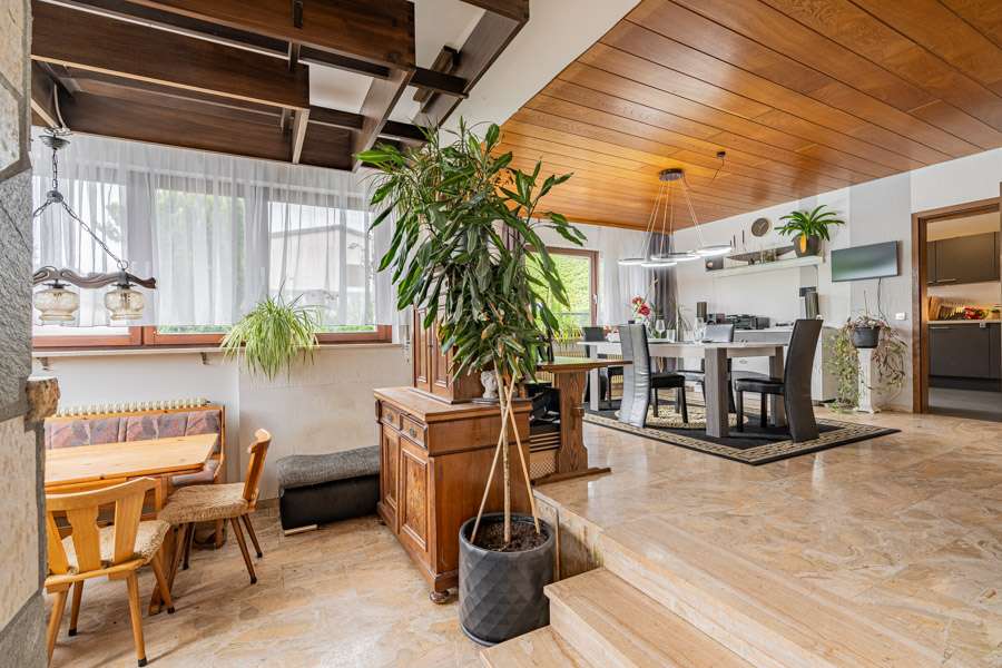 Immobilie in Pfaffenhofen - LIEGENSCHAFT - Besondere Architektenvilla mit ELW und Extras in Feldrandlage von Pfaffenhofen - Bild 3