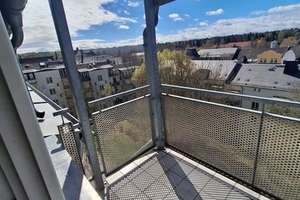 Gemütliche DG 3-Zimmer mit Laminat, Balkon und Wannenbad in ruhiger Lage! EBK mgl. – Zschopauer Platz 9, 9126 Bernsdorf, Chemnitz – Vorschaubild 1