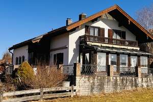 Zum Renovieren! Älteres Einfamilienhaus mit schönem Bergblick – Die vollständige Adresse der Immobilie erhältst du vom Anbieter., 83677 Reichersbeuern – Vorschaubild 1