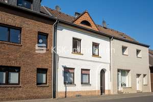Die besten Geschichten entstehen aus Veränderung - dieses Haus wartet auf Ihre Ideen. – Die vollständige Adresse der Immobilie erhältst du vom Anbieter., 50374 Erftstadt – Vorschaubild 1