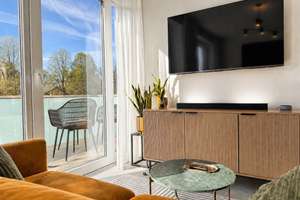 Hochwertig möblierte 2-Zimmer-Neubauwohnung mit Balkon, Stellplatz und Aufzug