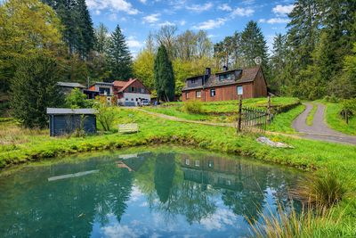 Leben, wo andere abschalten – Zwei Häuser im Naturparadies Taunus mit eigener Quelle!
