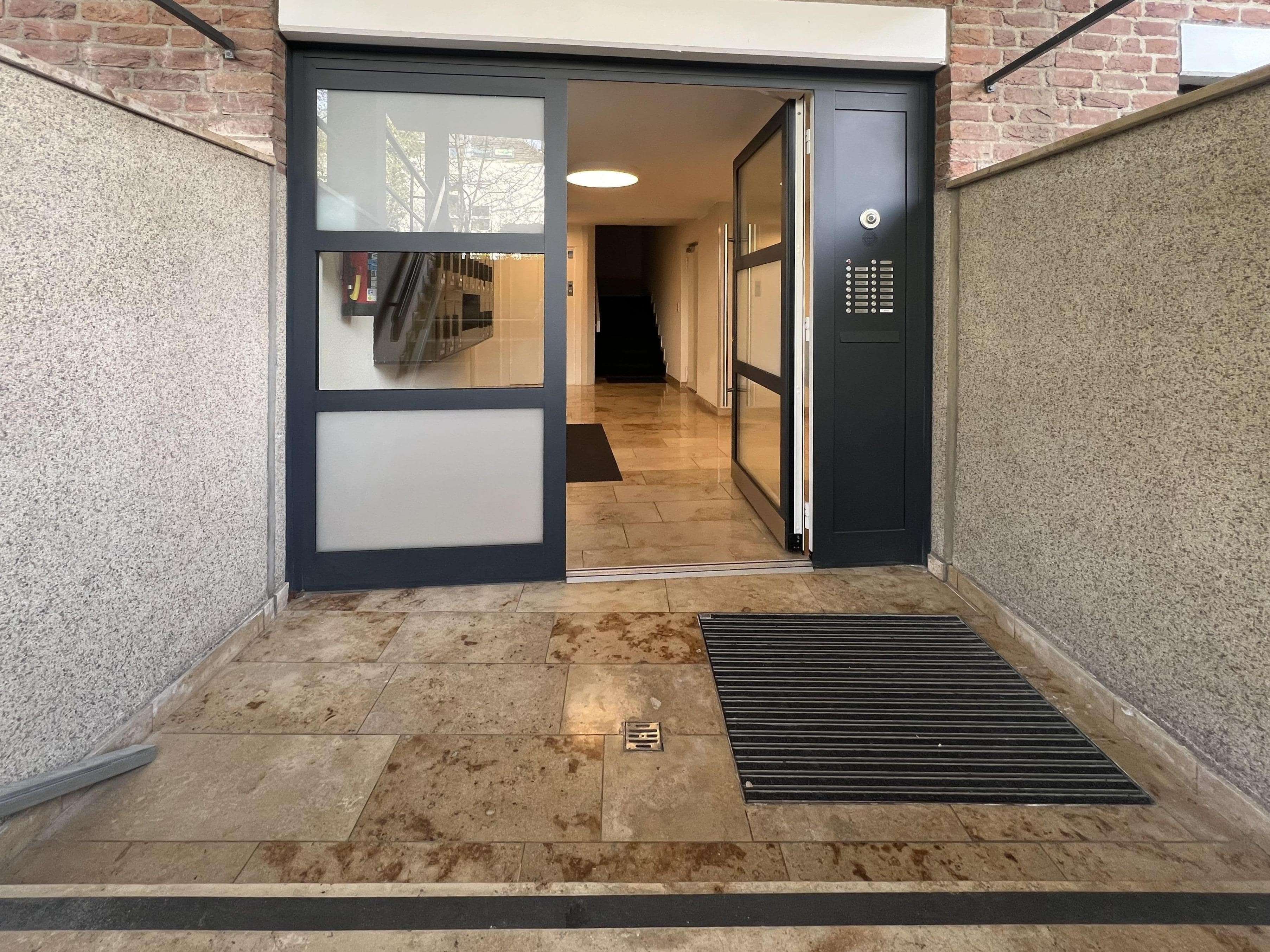 # KR-Bockum: Ruhige Lage in zweiter Reihe. Gr. 2-Zi. Whg. +Aufzug+gr. Balkon+TG, Krefeld – Bild 3