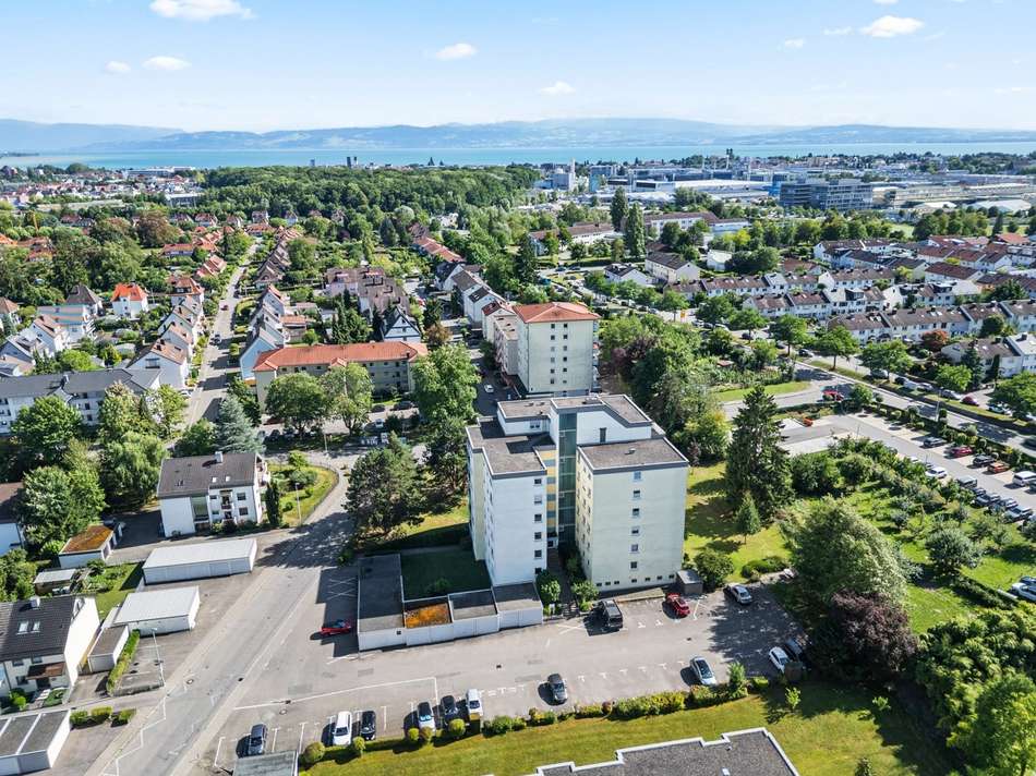 Ansicht Gebäude mit Parkplät