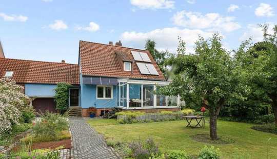 Bild von Freistehendes Einfamilienhaus - massiv gebaut und liebevoll gepflegt mit Traumgarten