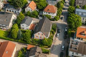 Licht. Weite. Gemütlichkeit. Dachgeschoss mit Kamin und einzigartigem Wohngefühl. – Die vollständige Adresse der Immobilie erhältst du vom Anbieter., 81539 Balanstraße-West, München – Vorschaubild 3