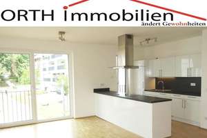 Bodentiefe Fenster - sehr helle, repräsentative 2 Zimmer Wohnung mit Einbauküche und Loggia