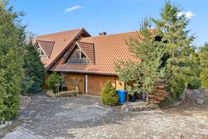 Einzigartiges Grundstück! Großzügiges Einfamilienhaus in Blockbohlenbauweise mit ELW – Die vollständige Adresse der Immobilie erhältst du vom Anbieter., 91289 Schnabelwaid – Vorschaubild 2