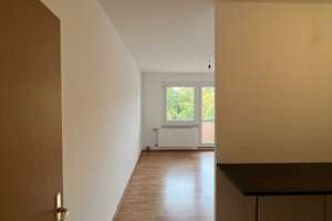 Lichtdurchflutete 2-Raum-Wohnung mit TOP Einbauküche! – Wolgograder Allee 70, 9123 Hutholz, Chemnitz – Vorschaubild 2