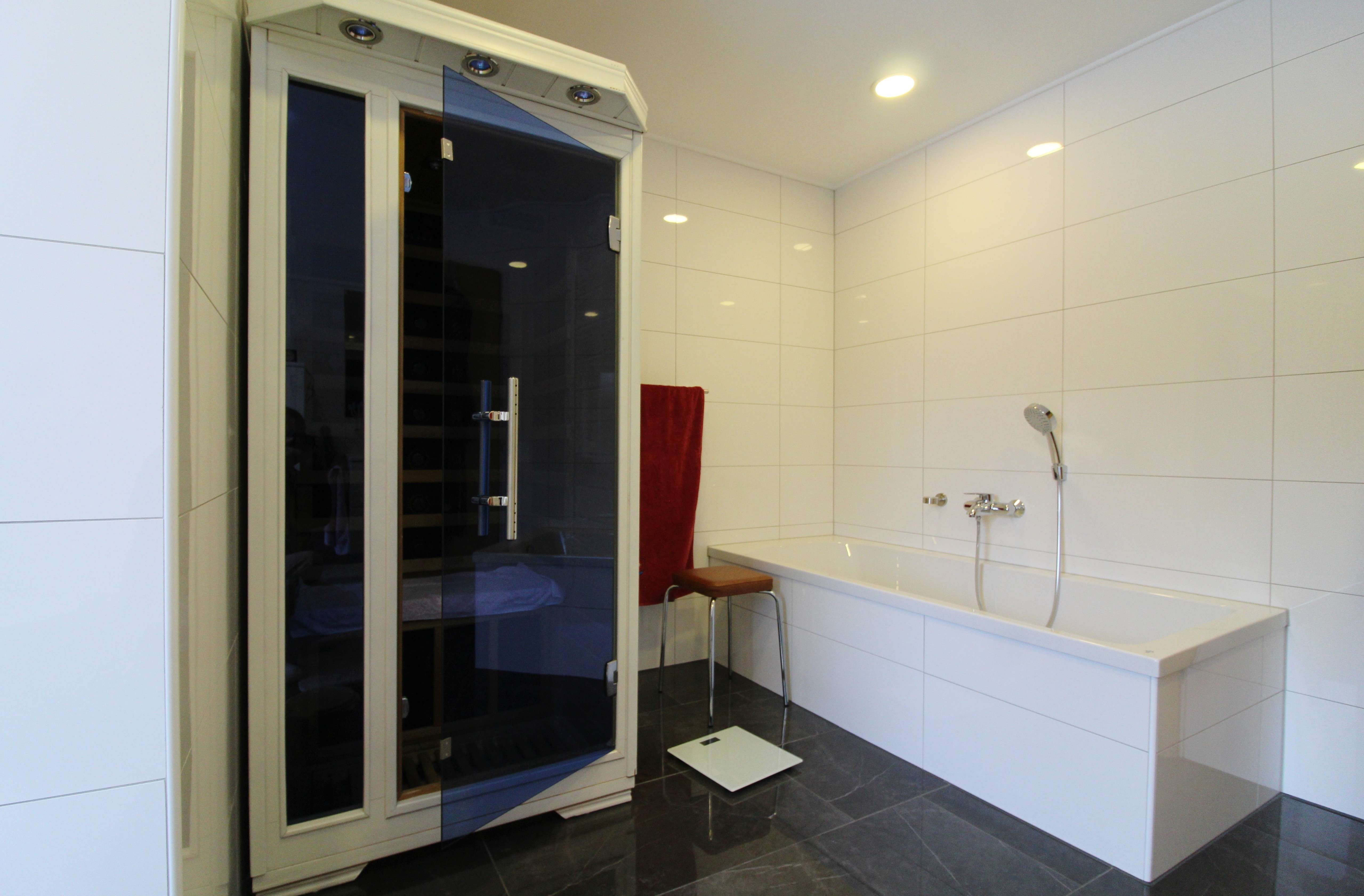 Immobilie in Westoverledingen - Großes Wohnhaus mit ca. 75m² Wintergarten inkl. Schwimmbad mit zwei Garagen und vielen Extras! - Bild 0