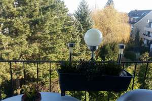 Helle, schön geschnittene Dachgeschosswohnung mit Balkon mit Aussicht ins Gr