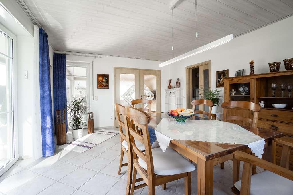 Immobilie in Mengen - Großzügig leben mit Weitblick - Zweifamilienhaus mit parkähnlichem Grundstück - Bild 2