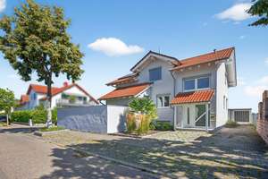 Großzügiges Wohnhaus mit Potenzial – vielseitig nutzbar als Ein- bis Dreifamilienhaus in Neuthard – Die vollständige Adresse der Immobilie erhältst du vom Anbieter., 76689 Karlsdorf-Neuthard – Vorschaubild 1