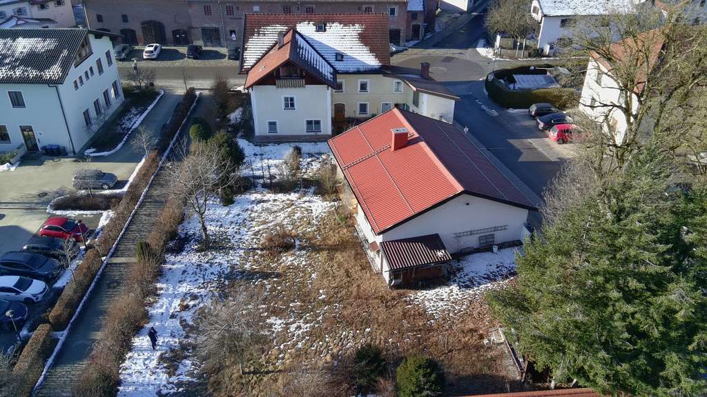 Immobilie in Fridolfing - Renovierungsbedürftiges Haus mit 4 Wohnungen und einem Geschäftslokal mit Garagen in Fridolfing - Bild 2