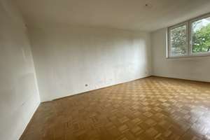 Frisch renoviert: ansprechende 2-Zimmer-Wohnung mit Balkon und Einbauküche