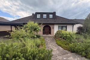 Stilvoll wohnen mit Aussicht: Einfamilienhaus mit Einliegerwohnung in Elgershausen!