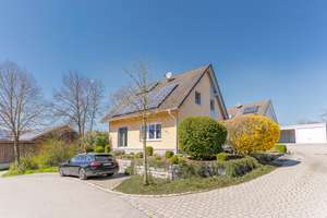 Lichtdurchflutetes Einfamilienhaus mit Photovoltaik, eigenem Garten und Garage. – Die vollständige Adresse der Immobilie erhältst du vom Anbieter., 84048 Mainburg – Vorschaubild 1