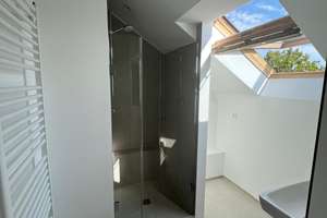 Neuwertige Dachgeschoss-Wohnung mit Ausblick – Die vollständige Adresse der Immobilie erhältst du vom Anbieter., 70372 Cannstatt-Mitte, Stuttgart – Vorschaubild 2