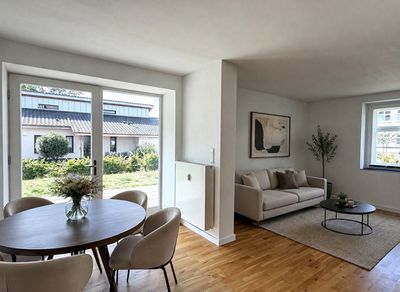 Große, helle und moderne Wohnung mit Terrasse, EBK, Parkett etc.