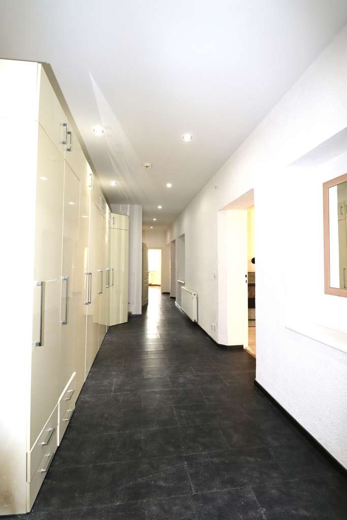 Immobilie in Ingolstadt - NEU-Altbauwohnung mit hohen Decken  und viel Platz zum Wohnen! - Bild 2