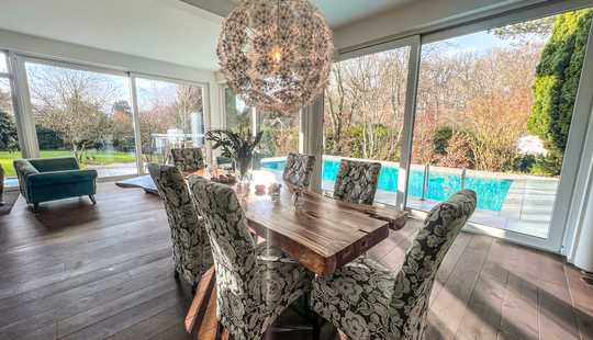 Bild von Eine Villa der Premiumklasse mit separater Wohn-/Gewerbeeinheit und vielen Fensterfronten!