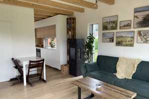 Neuwertiges 3-Zimmer-Tiny-House mit Lehmputz, Schwedenofen, geh. Innenausstattung und EBK – Günzburg (Kreis) – Vorschaubild 1