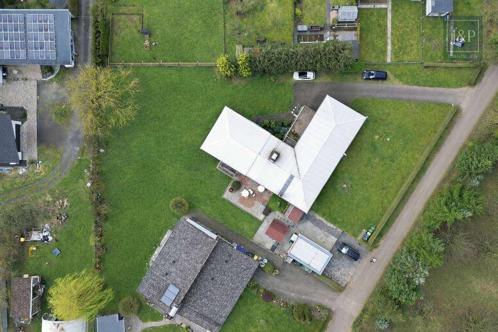 Immobilie in Lich - Mehrgenerationenwohnen in Lich – Zwei Häuser, Pool & großer Garten – vielseitig nutzbar - Bild 2