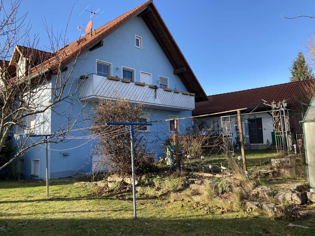 Immobilie in Giebelstadt - Einfamilienhaus mit Einliegerwohnung, Doppelgarage und Garten in Giebelstadt-Sulzdorf - Bild 3