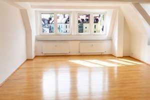 Großzügige und helle, renovierte 2-Zimmer-Dachgeschoß-Wohnung mit Lift in Sendling