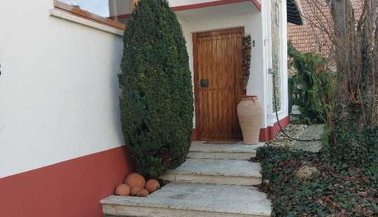 Bild von Immobilie auf großem Grundstück, integrierte Garage, Innenhof und Garten