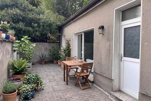 Anbau, eigene Terrasse, wie Bungalow! Wohnbereich gefliest, alles frisch weiß!