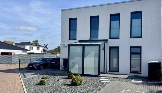 Bild von Neuwertig, hochwertig und energieeffizient : 5-Zimmer-Architekten-Stadthaus mit Garten