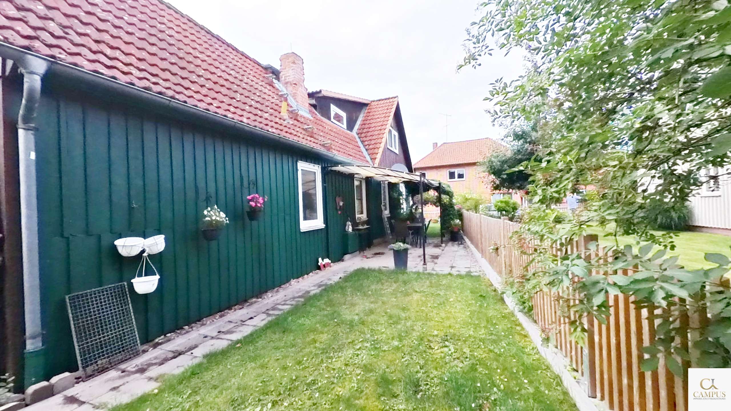 Flexibles Wohnkonzept: Ideal für Eigennutzer & Investoren - DHH mit drei Einheiten in Eldingen, Celle Kreis – Bild 1