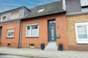 Charmant renoviertes Reihenmittelhaus im wunderschönen Elten Emmerich Angebot ab 235.000,-- k.k. – Die vollständige Adresse der Immobilie erhältst du vom Anbieter., 46446 Emmerich am Rhein – Vorschaubild 1