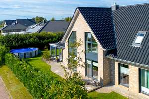 Wohn-Highlight mit Stil und viel Platz: modernes Einfamilienhaus nahe Nordsee und Husum. – Die vollständige Adresse der Immobilie erhältst du vom Anbieter., 25860 Horstedt – Vorschaubild 2